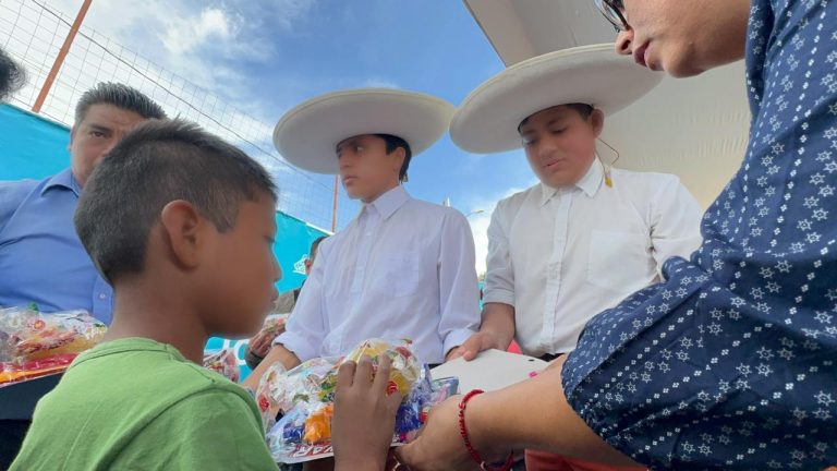 Boletín- Entrega COBAEP juguetes en San Pablo Xochimehuacan